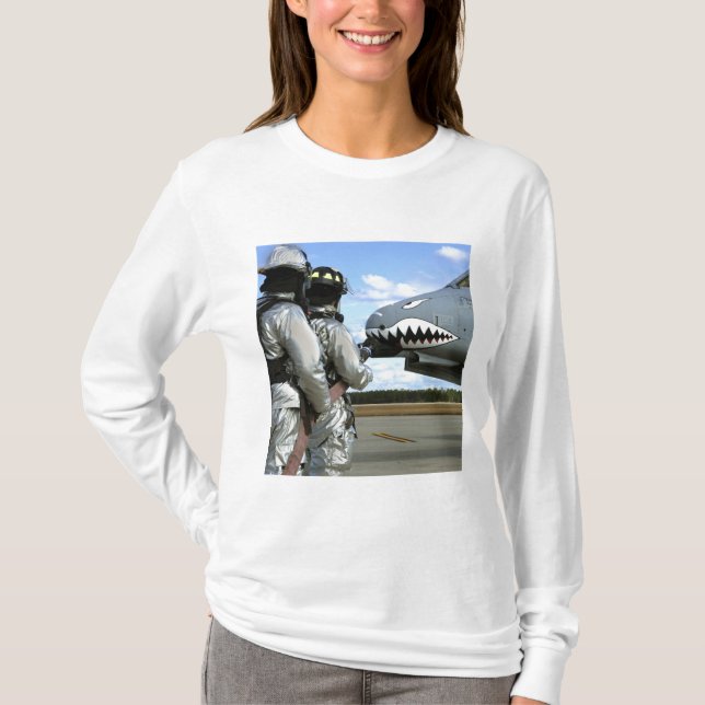 Camiseta Bombeiros implantam uma mangueira de incêndio dura (Frente)