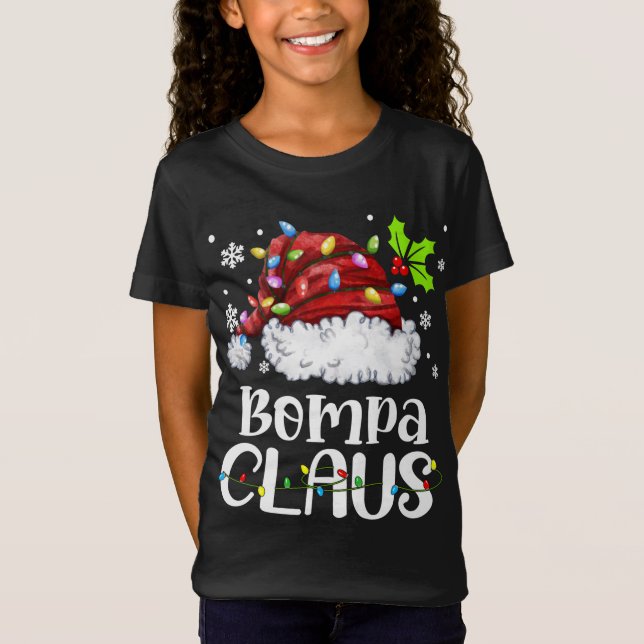 Camiseta Bompa Claus Santa Hat Família de Natal Light Xmas (Frente)