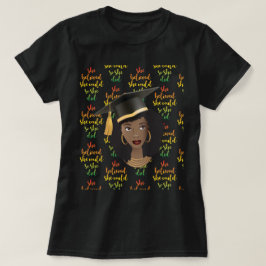 Camiseta Boné de formatura de Mulher Negra, Ela Acreditava 