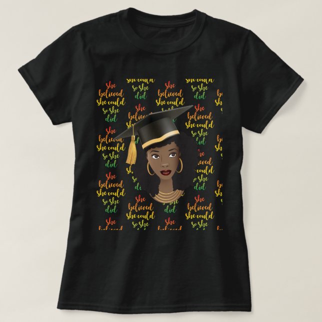 Camiseta Boné de formatura de Mulher Negra, Ela Acreditava  (Frente do Design)