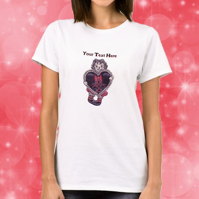 Camiseta Boneca de Trapo Assustadora Sorridente Com Coração (Spooky rag doll in red dress with big black heart with a bow on a womans tee shirt.)