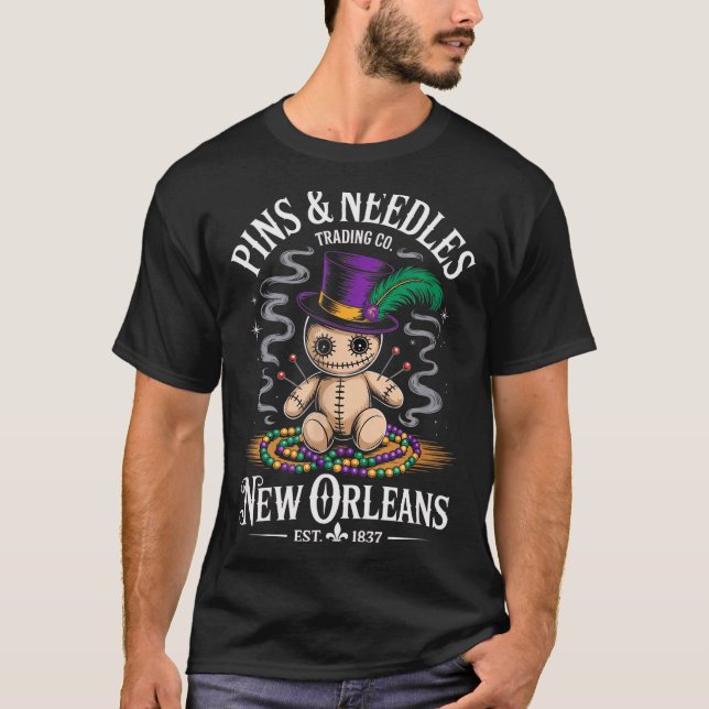 Camiseta Boneca Voodoo Mística Nova Orleans Ns e Agulhas Ar (Frente)