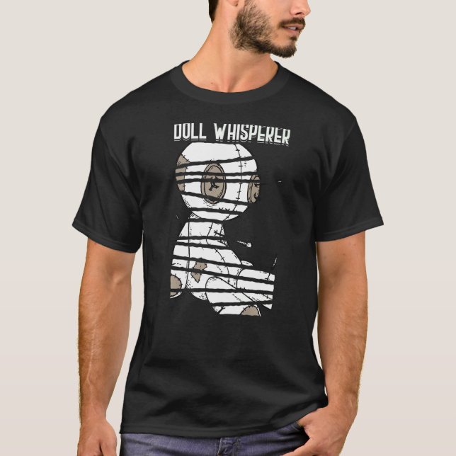 Camiseta Boneca Voodoo Whisperer Gótico Bonecas com Pão (Frente)