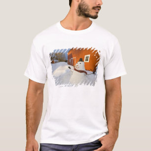 Camiseta Boneco de neve na frente do celeiro vermelho em