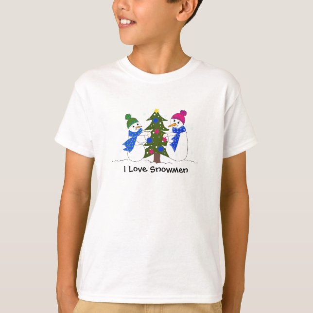 Camiseta Bonecos de Neve Decorando uma Árvore (Frente)