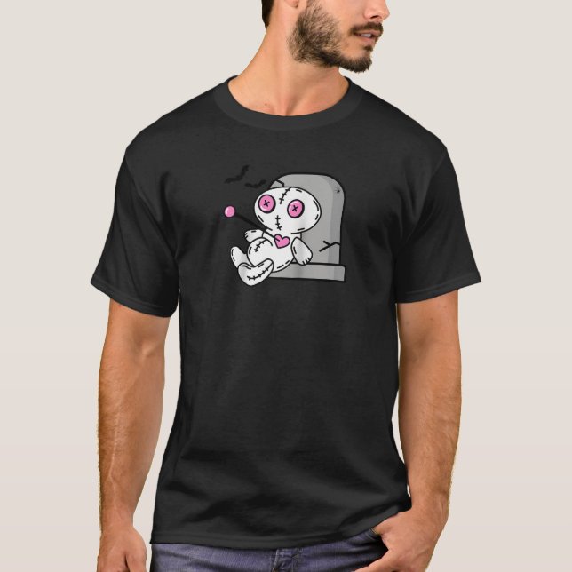 Camiseta Bonita Gótico Voodoo Doll Halloween Louca Emo Ele (Frente)