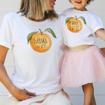 Camiseta Bonita Mandarina Laranja Mamã Mãe Filha Correspond<br><div class="desc">Uma fruta de tangerina pintada com tangerina laranja com texto personalizável "mama" e "data estabelecida",  encontre uma camisa "engraçada da mamãe" na minha coleção "designs e eu".</div>