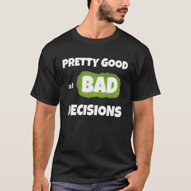 Camiseta Bonito bom em más decisões rude sayi sarcástico (Frente)