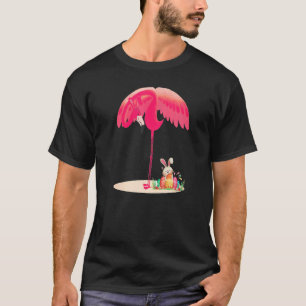 Camiseta Bonito Flamingo Protegendo Coelhinho da Páscoa Fel