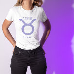 Camiseta Bonito Taurus - Sinal de astrologia - Púrpura<br><div class="desc">Esta camiseta feminina bonito, personalizada e roxa e lavanda Taurus apresenta seu sinal astrológico do Zodíaco em um belo brilho como as constelações. Personalize este belo presente de chá com o seu nome em lindos programas cursivos para alguém que faz aniversário no final de abril ou no início de maio....</div>