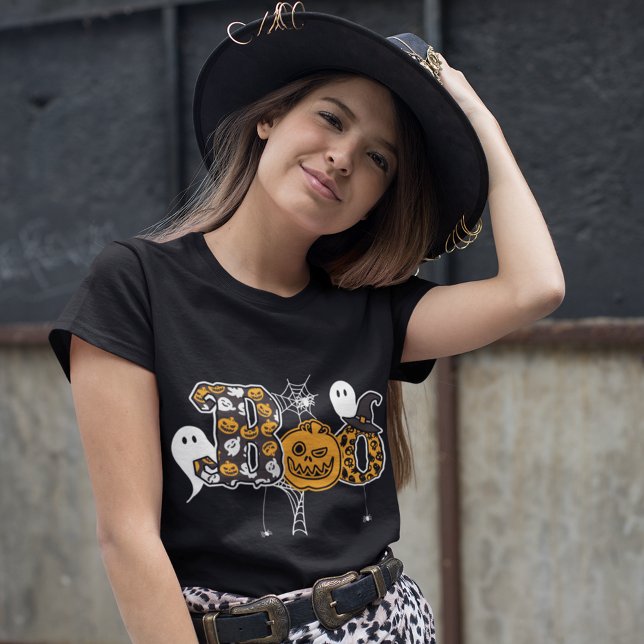 Camiseta Boo Fantasmas Pumpkins e Aranhas (The perfect tee for Halloween featuring whimsical ghosts, pumpkins, and spiders.)