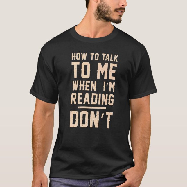 Camiseta Books Bookworm How to talk to me when I'm reading  (Frente)