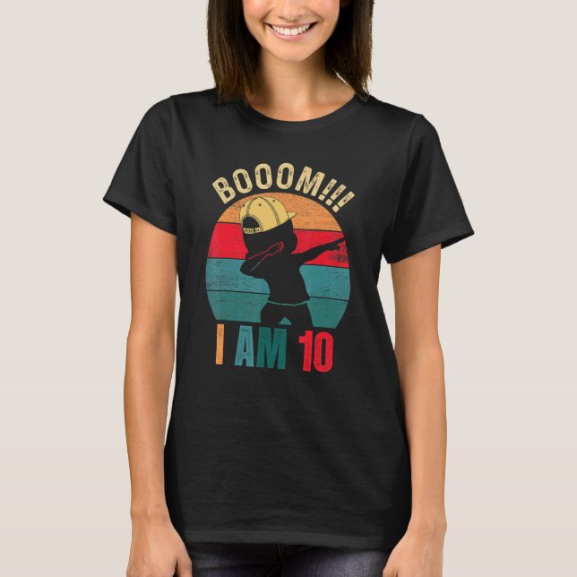 Camiseta Boom I Am 10 Anos Bebendo Rapazes 10º Nascimento (Frente)