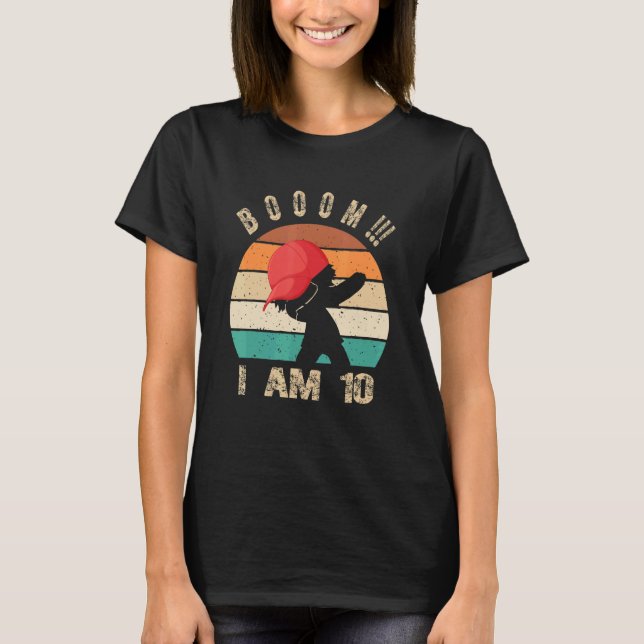 Camiseta Boom I Am 10 Boy 10 Anos Sendo Incrível 10th Birt (Frente)