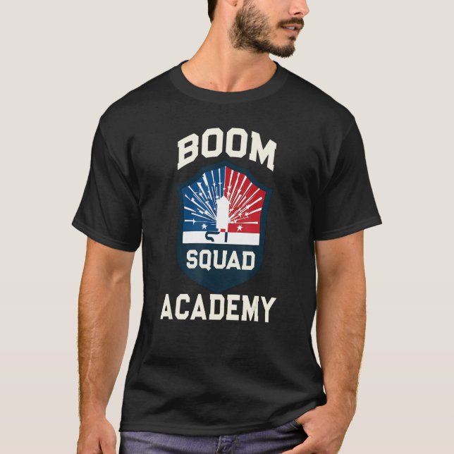 Camiseta BOOM SQUAD ACADEMY Fireworks Little Firecracker Bo (Frente)