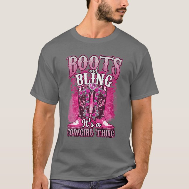 Camiseta Boots and Bling É Uma Coisa De Cowgirl Western Cow (Frente)