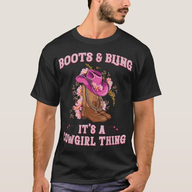 Camiseta Boots E Bling É Uma Garota Que Ama Rodeo (Frente)