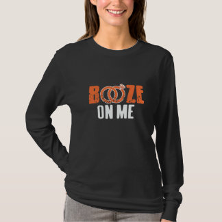 Camiseta Booze On Me Cool Retro Bachelor Party Designs Pres