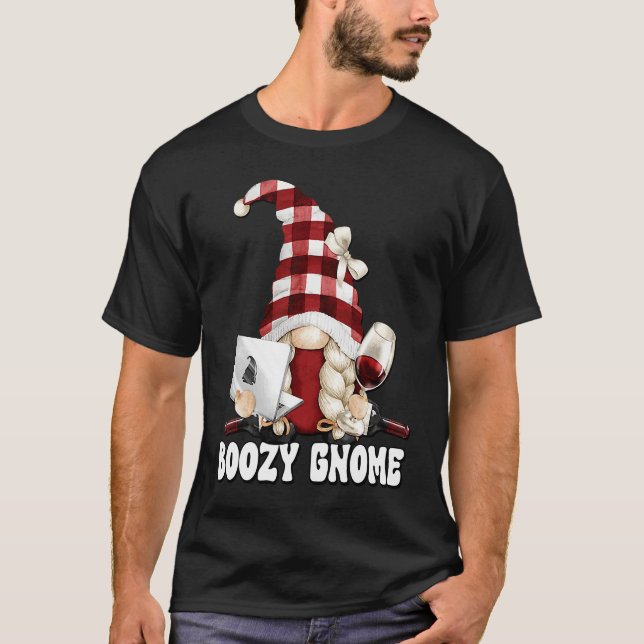 Camiseta Boozy Gnome Graphic For Women Work And Drinking Wi (Frente)