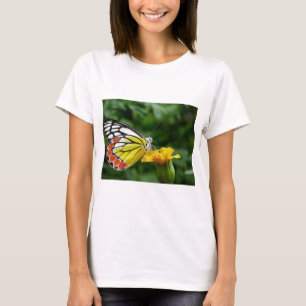 Camiseta Borboleta amarela e vermelha na flor amarela