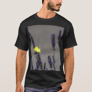 Camiseta Borboleta Amarela na Foto Macro de Lavanda Roxa