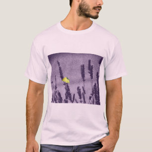 Camiseta Borboleta Brimstone em um Campo de Lavanda Roxa