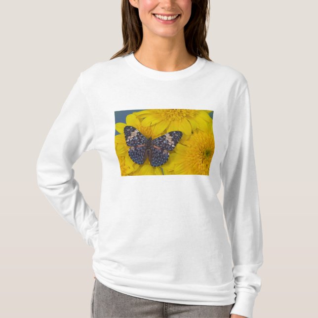 Camiseta Borboleta em uma Flor Amarela (Frente)