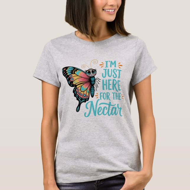 Camiseta Borboleta Fofa - Só Estou Aqui Pelo Néctar (Frente)