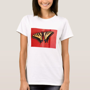 Camiseta borboleta incomum do swallowtail do fundo