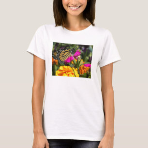 Camiseta Borboleta monarca em um marigold rosa