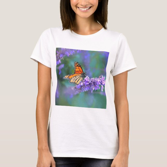 Camiseta Borboleta Monarca na Flor Lilás Roxo (Frente)
