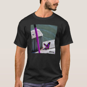 Camiseta Borboleta Roxa em um Pier de Pesca