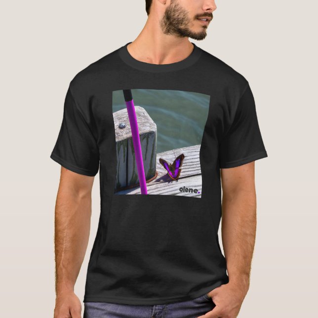 Camiseta Borboleta Roxa em um Pier de Pesca (Frente)
