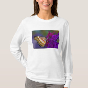 Camiseta Borboleta Tropical em Flores Roxas