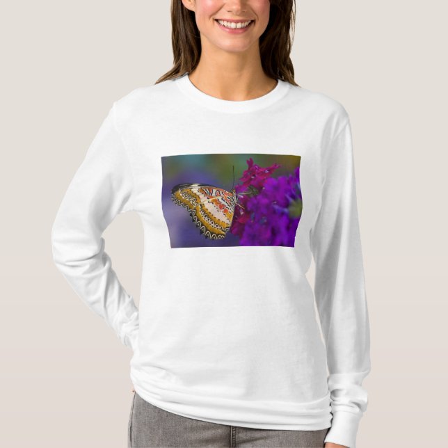 Camiseta Borboleta Tropical em Flores Roxas (Frente)