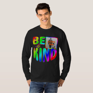 CAMISETA BORBOLETAS COLORIDAS ARCO-ÍRIS NA MODA SEJA GENTIL