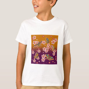 Camiseta Borboletas japonesas no meio de Sakura Blossomas