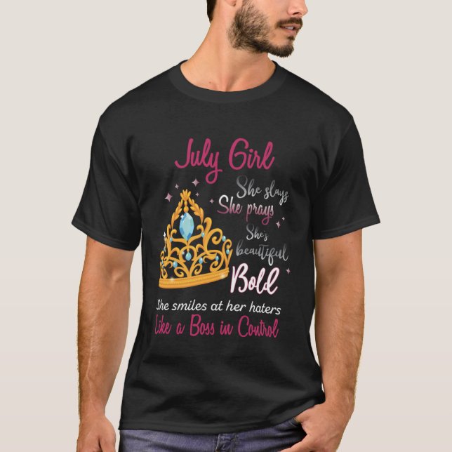 Camiseta Born In July Girl She Slays Pray Beautiful Bold (Frente)