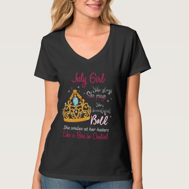 Camiseta Born In July Girl She Slays Pray Beautiful Bold (Frente)