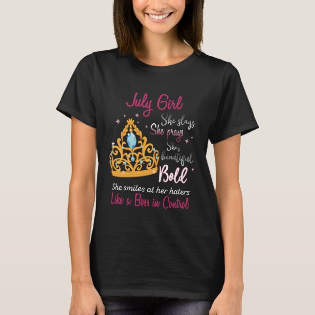 Camiseta Born In July Girl She Slays Pray Beautiful Bold (Frente)