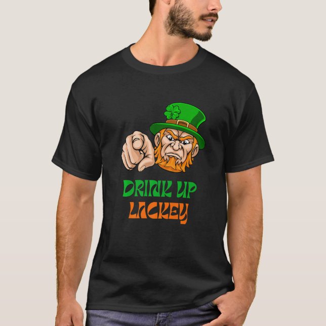 Camiseta Boss Leprechaun Says Drink Up Lackey and Pointing  (Frente)