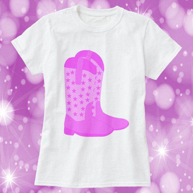 Camiseta Botas de vaqueiro com estrelas cor-de-rosa (A tshirt with a pair of pink cowboy boots with stars.)