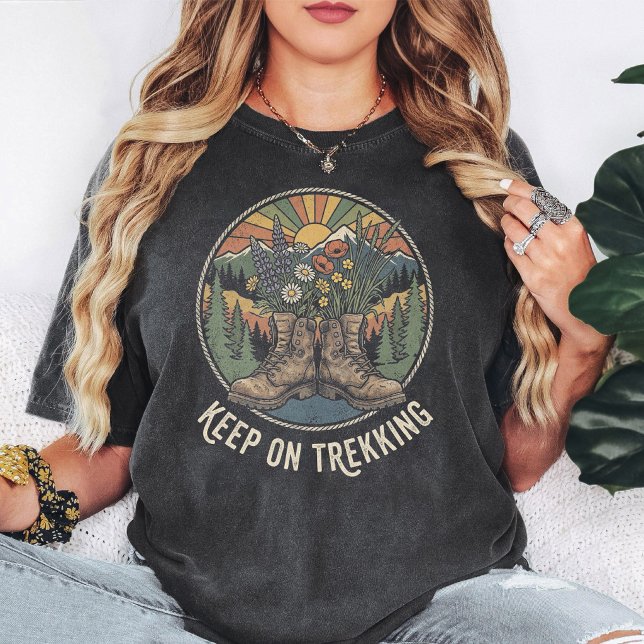 Camiseta Botas Keep On Trekking & Design da Natureza (Criador carregado)