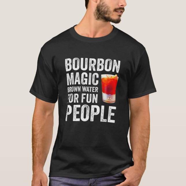 Camiseta Bourbon Definition Magic Brown Water For Fun Peopl (Frente)