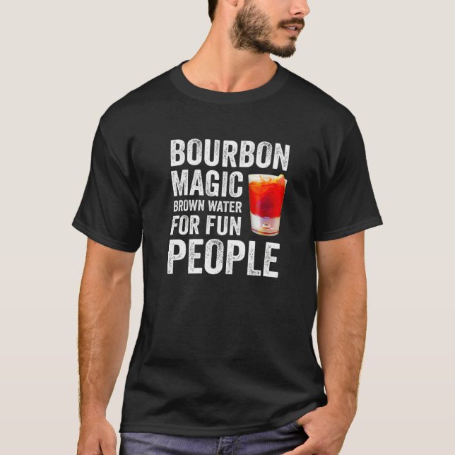 Camiseta Bourbon Definition Magic Brown Water For Fun Peopl (Frente)