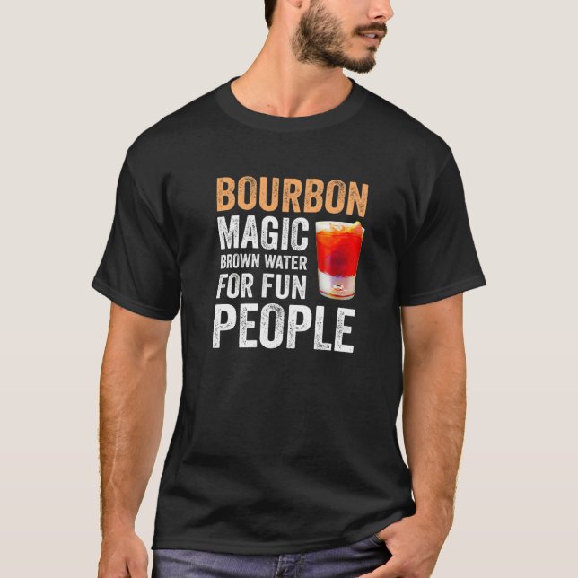 Camiseta Bourbon Definition Magic Brown Water For Fun Peopl (Frente)