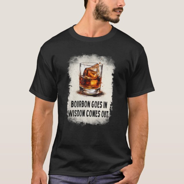 Camiseta bourbon goes in wisdom comes out drinking (Frente)