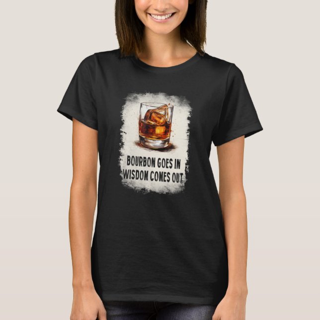Camiseta bourbon goes in wisdom comes out drinking (Frente)