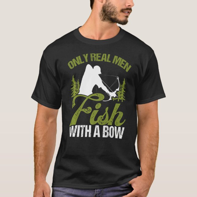 Camiseta Bowfisher Only Real Men Fish with A Bow Hunter Fis (Frente)