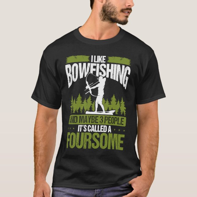 Camiseta Bowfishing and maybe 3 people Bowfisher Bowhunter  (Frente)